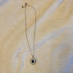 💚5/$20💚Elegant Silver and Blue Pendant Necklace